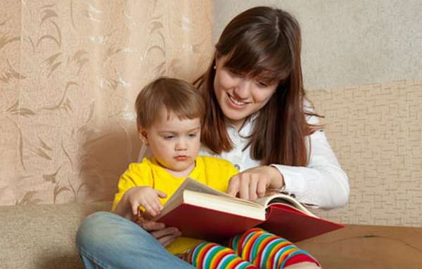 Развивашки для детей от 1 года должны включать чтение книжек, песенки.