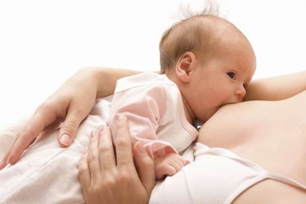 При кормлении новорожденного грудным молоком маме важно соблюдать диету.