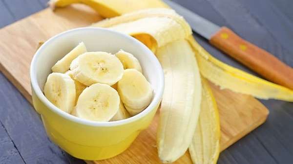 Употреблять бананы при грудном вскармливании в первый месяц после родов нежелательно.