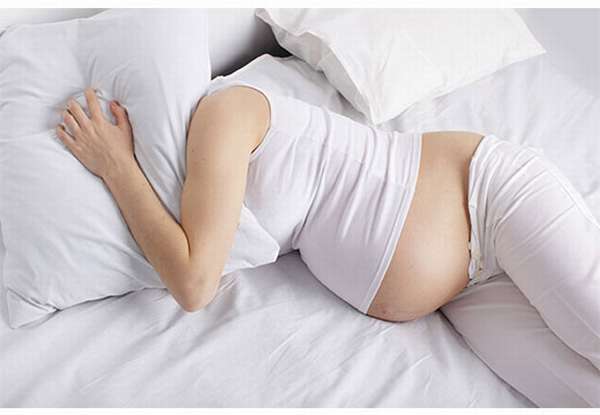 беременная женщина спит