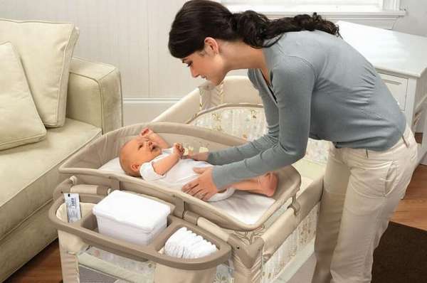Теперь вы знаете все о том, как держать новорожденного ребенка и как правильно его укладывать.