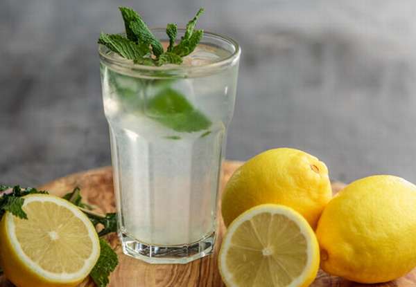 Вода в стакане с лимоном
