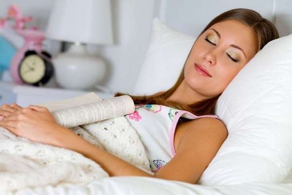 Если женщина обнаружила у себя симптомы отслойки плаценты, нужно срочно звонить в скорую, при этом постараться успокоиться и лечь в постель.