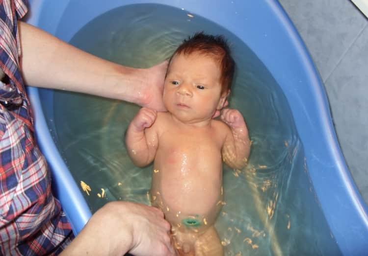Температура воды для купания новорожденного ребенка должна быть 37 градусов.