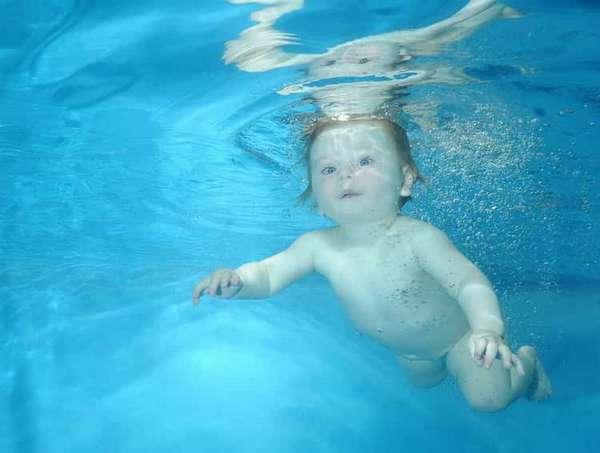 Как быстро научить ребенка плавать