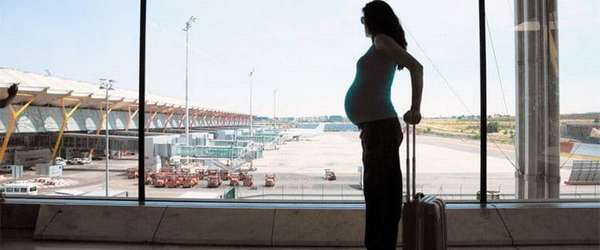 Иногда врачи запрещают перелеты на ранних сроках беременности, поскольку в это время эмбрион должен прочно закрепиться в матке.