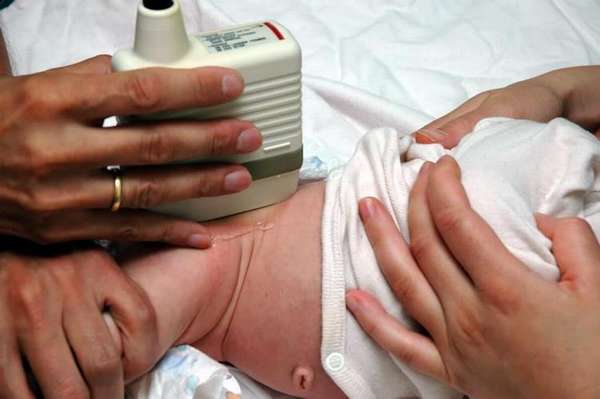 Для диагностики такого состояния новорожденным могут делать УЗИ тазобедренных суставов.