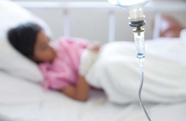 Как лечить пневмонию у детей, решают врачи, ведь в ряде случаев действительно необходимо госпитализация.