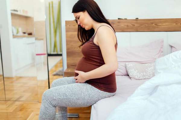Симфизиопатия при беременности мешает женщине спать, переворачиваться с боку на бое, вставать.