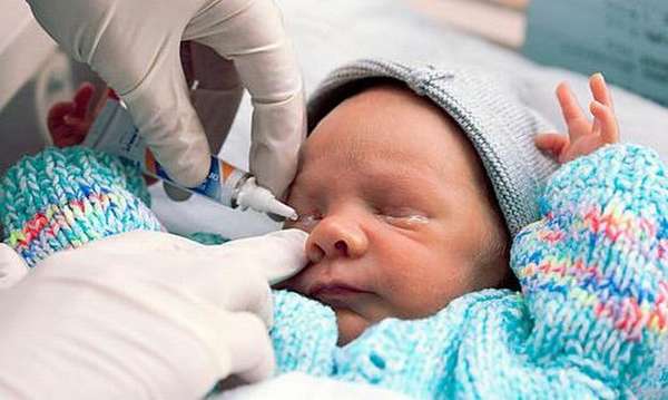 При необходимости после массажа можно закапывать малышу в глазки назначенные врачом капли.