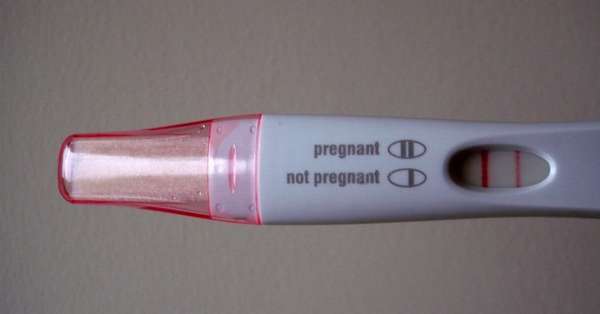 Очень бледная полоска на тесте на беременность может появляться не только при настоящей беременности.