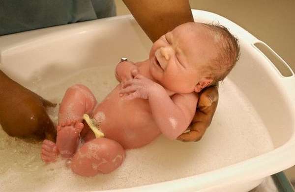 Для первых купаний малыша, когда пуповинный остаток еще не отпал, надо использовать только кипяченую воду.