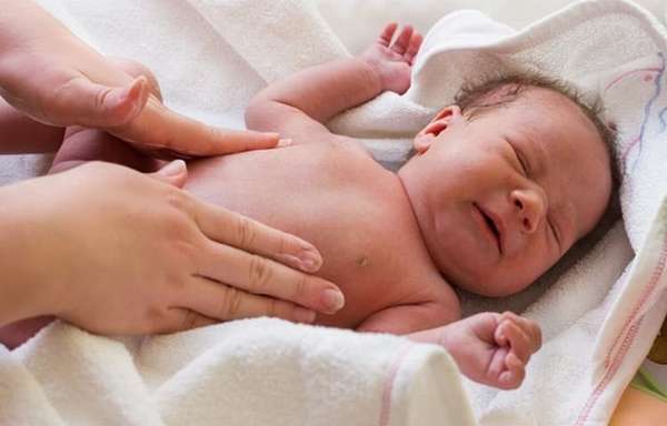 У новорожденных девочек могут диагностировать также кисту яичника.