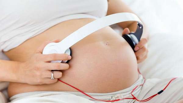 Уровень развития плода на 24 неделе беременности позволяет ему эмоционально реагировать на музыку, голоса родителей.