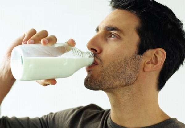 мужчина пьет молоко