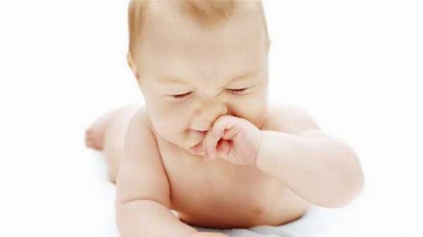 Как видите, то, что новорожденный хрюкает носом, в большинстве случаев является нормой и лечения не требует.
