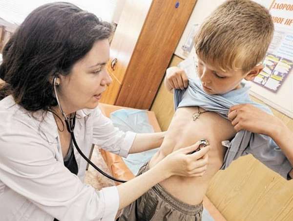 Перед тем как делать прививку от ветрянки Варилриксом, обязательно надо измерить ребенку температуру и прийти на осмотр к врачу.