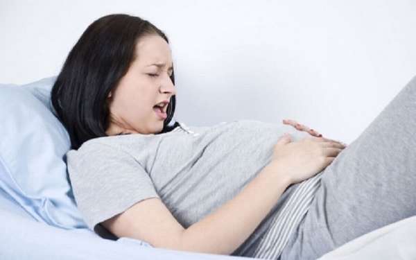 Если не знаете, как распознать схватки при первых родах, посмотрите видео в нашей статье.