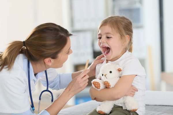 Чтобы поставить диагноз, врачу достаточно будет осмотреть горло ребенка.