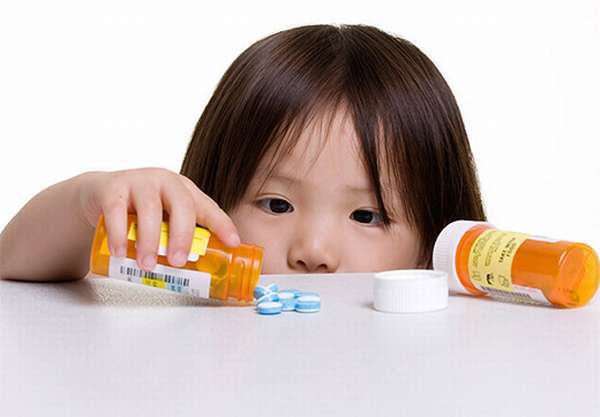 ребенок с таблетками