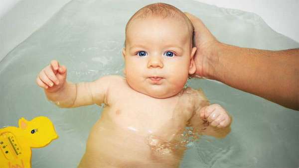 Помните, что купание должно расслаблять ребенка и доставлять ему радость, важно не напугать кроху при водных процедурах.
