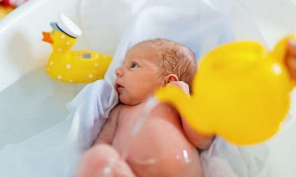 температура для купания новорожденного ребенка в ванночке должна равняться 37-38 градусам.