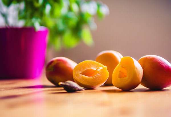абрикосы на столе