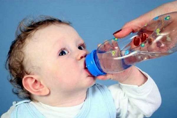 При поносе малышу надо много пить, чтобы избежать обезвоживания.