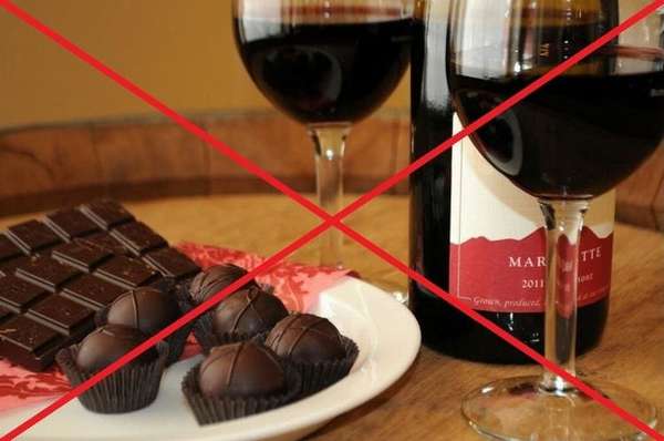 естественно, кормящей маме запрещено употреблять алкоголь и шоколад.