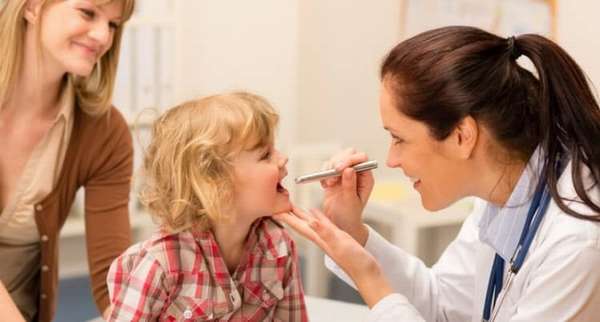 Перед вакцинацией ребенка обязательно должен осмотреть врач.